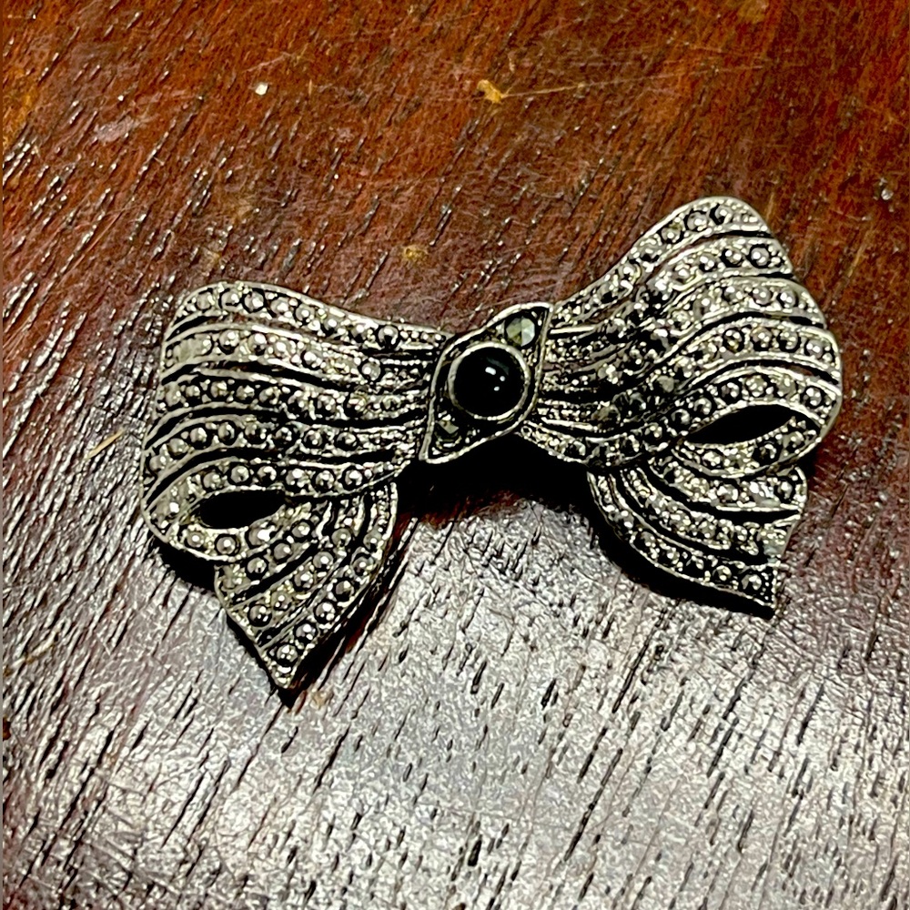 Vintage rhinestone bow Brooche